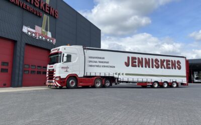 Semi-dieplader met huif